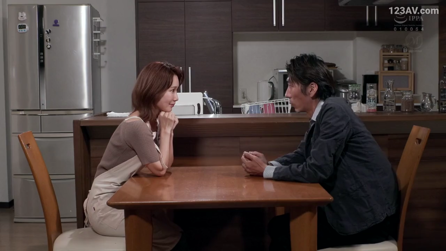 Conversation · Medium shot · Kitchen · 温柔 · 对坐 · Apron