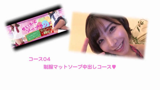 室内 · 坐姿 · V手势 · 拍照 · 盆栽 · 微笑 · 红色格子挂脖背心 · 文字广告