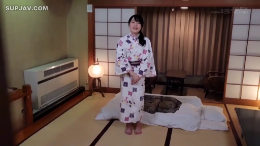 全身 · 站立 · 展示 · 微笑 · 榻榻米 · 被褥 · 日式房间 · 和服浴衣