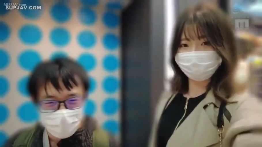 室内 · 半身 · 自拍 · 口罩 · 风衣 · 并排站立 · 一男一女 · 口罩遮面