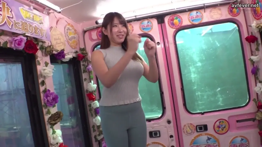 中景 · 站姿 · 灰色无袖上衣 · 魔镜号巴士