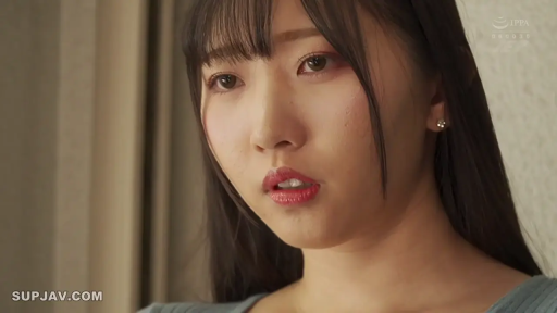 室内 · 面部 · 忧郁 · 站立 · 休闲装 · 凝视 · 长发 · 耳饰