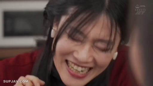 室内 · 身をかがめる · 顔部のクローズアップ · 红色上衣