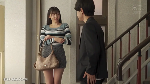 交谈 · 中景 · 站姿 · 自然 · 楼梯间 · 剧情 · 手提包 · 条纹衫与短裙