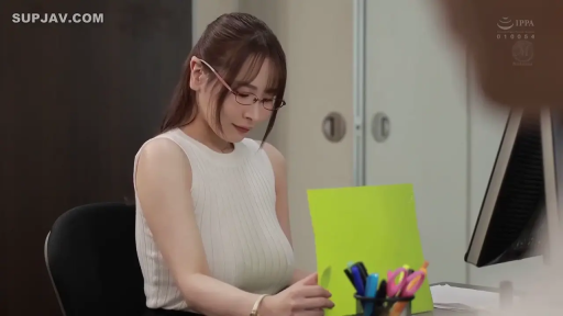 坐姿 · 眼镜 · 专注 · 办公室 · 巨乳 · 半身 · 办公 · 白色无袖针织衫