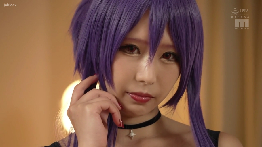 室内 · 脸部特写 · 诱惑 · 黑色背心 · 紫色假发 · 正面凝视 · 手抚脸颊