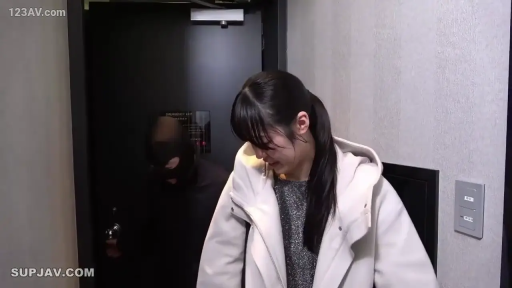 站立 · 走廊 · 白色大衣 · 无特写