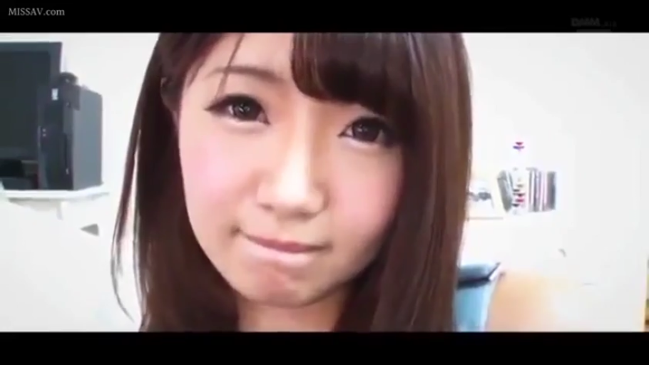 室内 · 脸部特写 · 电脑 · 凝视 · 视频截图 · 正对镜头 · 浅蓝色背心 · 抿嘴