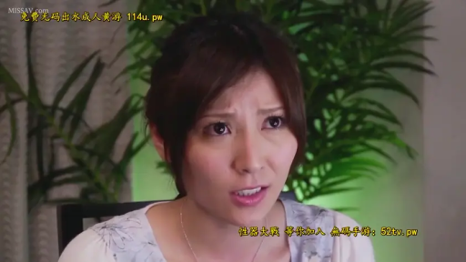 室内 · 脸部特写 · 困惑 · 凝视 · 熟女 · 正面 · 植物 · 浅色碎花上衣