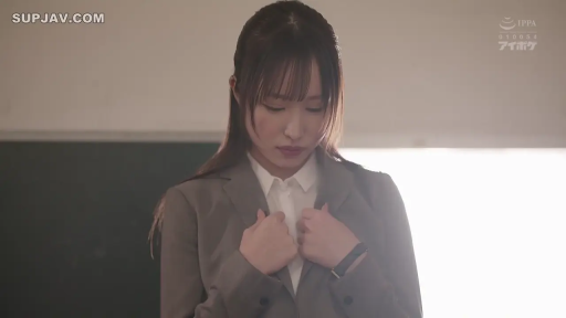 教室 · 职业西装 · 站立 · 羞涩 · 上半身 · OL · 手表 · 整理衣服