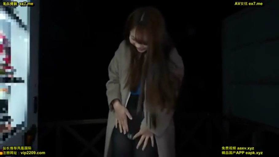 室内 · 抚摸 · 中景 · 黄色上衣 · 女上男下 · 笑容 · 装饰物