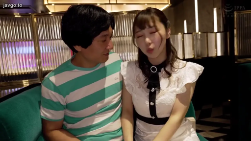 沙发 · 略带笑意 · 水印 · 亲密交谈 · 餐饮卡座 · 并排坐姿 · 双人上半身 · 白色蕾丝裙与条纹短袖