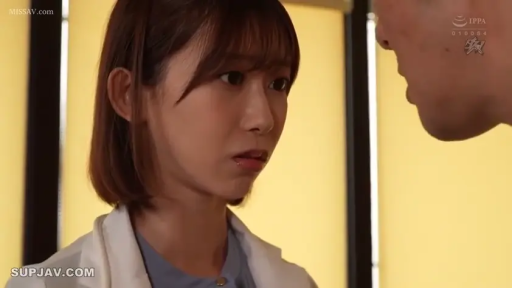 室内 · 白大褂 · 制服 · 交流 · 对立 · 近景 · 紧张