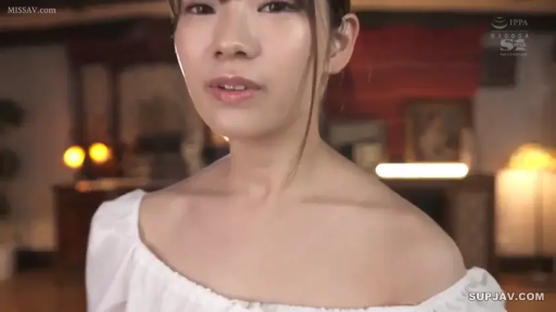全身 · 卧室 · 迷离 · 摆拍 · 枕头 · 半裸 · 裸露乳房 · 斜坐