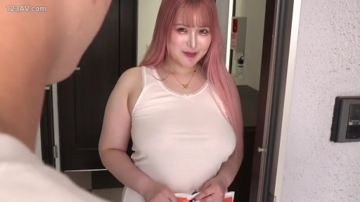 站姿 · 微笑 · 半身特写 · 粉发 · 室内玄关 · 白色吊带背心 · 对视交流 · 包装袋