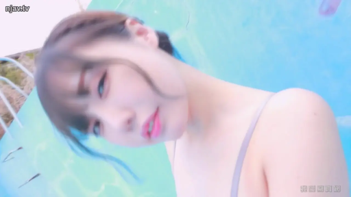 脸部特写 · 诱惑 · 凝视 · 俯拍 · 歪头 · 游泳池 · 泳衣 · 泳池梯