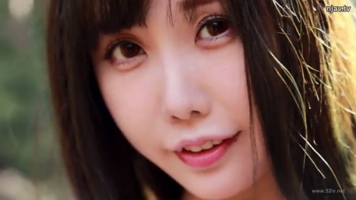 脸部特写 · 微笑 · 注视 · 户外 · 长发 · 正对镜头