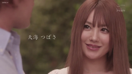 甜美 · 白色上衣 · 特写 · 对视 · 户外 · 长发 · 侧立