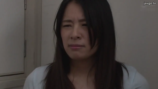 室内 · 顔部のクローズアップ · 正面 · アジア人女性 · 淡い色のトップス · 嫌弃