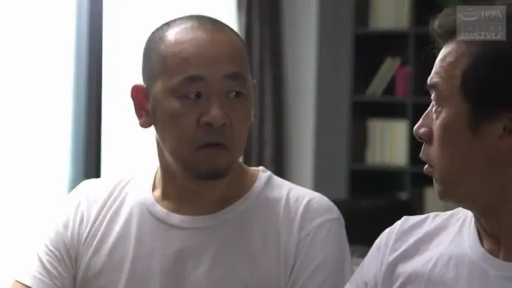 室内 · 脸部特写 · 站立 · 白色短袖 · 观看 · 震惊 · 反应镜头