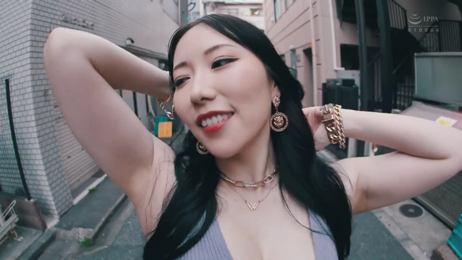 腋下 · 广角镜头 · 双手抱头 · 展示腋下 · 开朗微笑 · 蓝色小背心 · 街头巷尾 · 金首饰