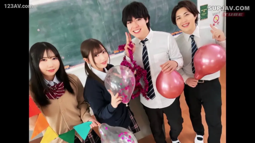 校服 · 教室 · 站立 · 全景 · 微笑 · 多人 · 气球 · 庆祝