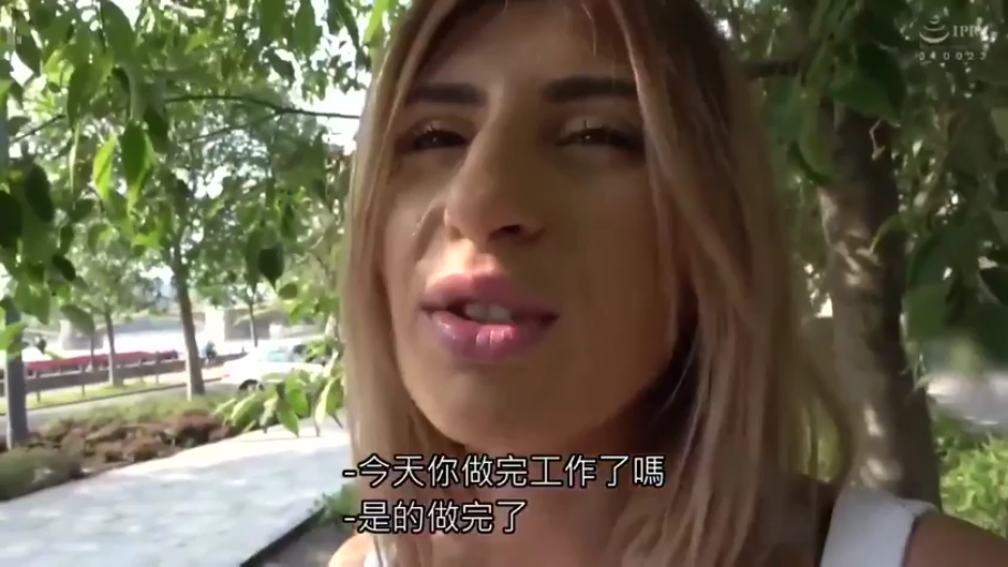 交谈 · 站立 · 自然 · 面部特寫 · 中文字幕 · 户外 · 树木 · 白色吊帶