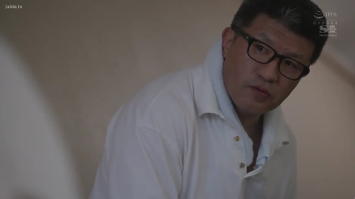 Indoor · Serious · 单人 · Glasses · 面部特写 · Observation · 白色POLO衫 · 微侧