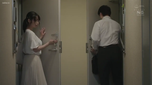 Conversation · Serious · Stand · Medium shot · Plot · 挎包 · At the door · 职场装