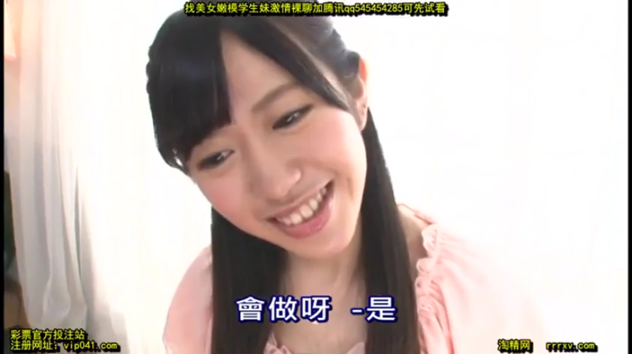 室内 · 顔部のクローズアップ · ピンクの上着