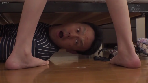 脸部特写 · 仰卧 · 惊恐 · 窥视 · 条纹上衣 · 床架 · 裸足 · 床底