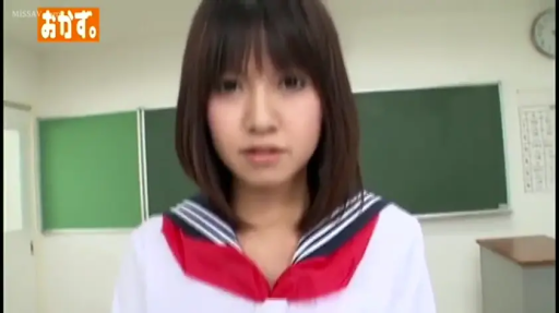 面部 · 教室 · 站立 · 平静 · 注視 · 黑板 · 水手服 · 短发学生