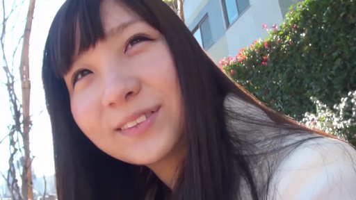 顔部のクローズアップ · 白い上着 · 屋外 · 仰视