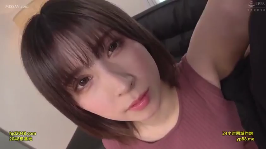 Indoor · Close-up of the face · 注视镜头 · 短发 · 柔和 · Pink sleeveless top · 抬手