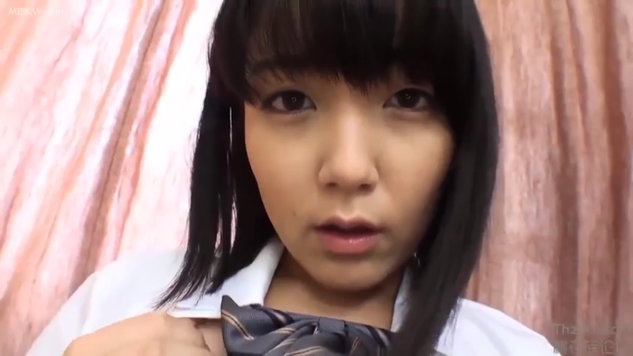 室内 · 坐姿 · 闭眼 · 沙发 · 半身特写 · 亚洲女性 · 白色短袖拉链衫 · 言语中