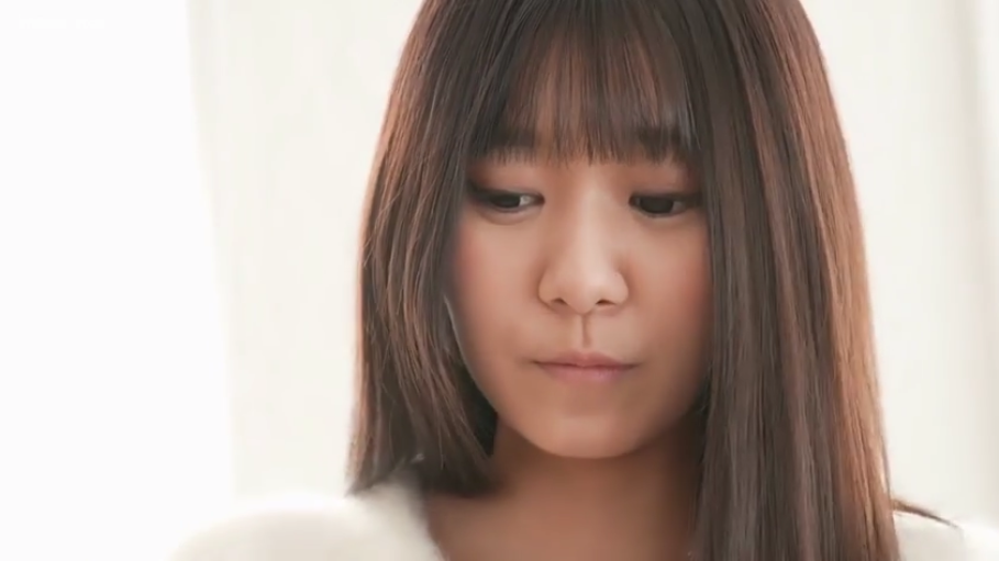 室内 · 面部特写 · 白色毛绒衫 · 正面拍摄