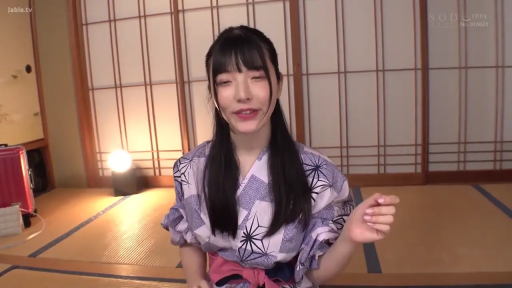 坐姿 · 和室 · 行李箱 · 中景 · 微笑 · 说话 · 浴衣 · 介绍