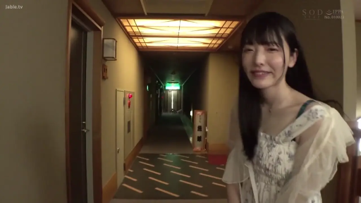 走廊 · 站立 · 微笑 · 清纯 · 上半身 · 碎花连衣裙 · 灯具 · 开心