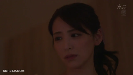 室内 · 忧郁 · 面部特写 · 昏暗灯光 · 凝视 · 侧头 · 无明显服装