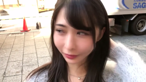 站姿 · 微笑 · 近景 · 屋外 · グレーセーター · 整理头发 · 街头 · 交通锥