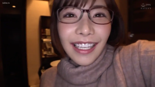 室内 · メガネ · 微笑 · 顔のクローズアップ · 高领毛衣 · 正面 · 开朗 · 视角拍摄