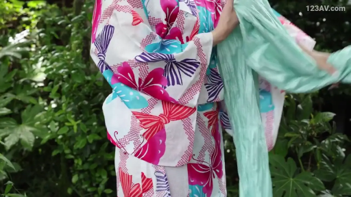 站立 · 户外 · 绿植 · 躯干特写 · 整理 · 浴衣