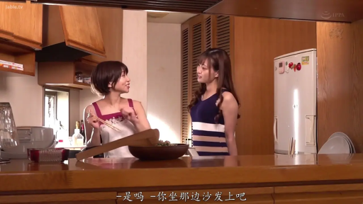 交谈 · 中景 · 站姿 · 居家 · 厨房 · 愉快 · 筷子 · 背心与条纹裙