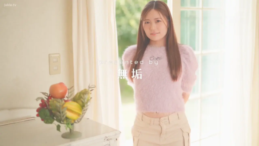 室内 · 全身 · 站姿 · 摆拍 · 微笑 · 清纯 · 紫色毛衣 · 水果