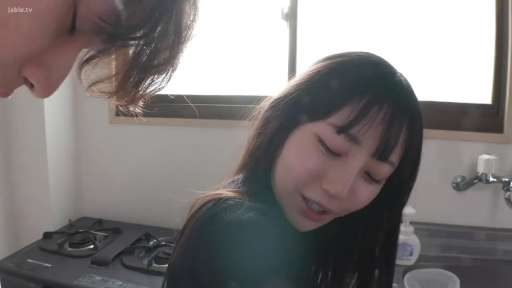 脸部特写 · 站立 · 对视 · 厨房 · 疑惑 · 生活场景 · 黑色日常装 · 燃气灶