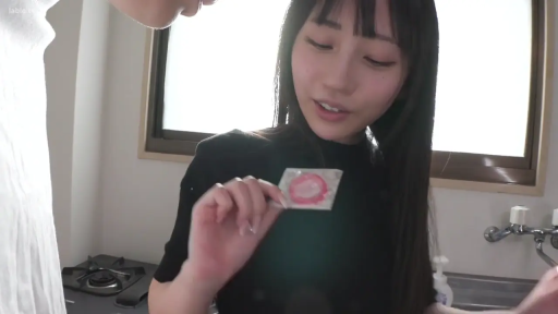 站立 · 微笑 · 剧情 · 厨房 · 黑色上衣 · 展示避孕套 · 避孕套 · 物品特写