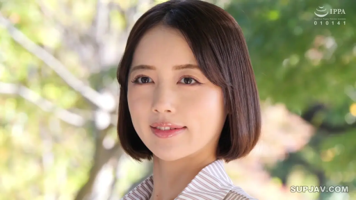 坐姿 · 微笑 · 室内房间 · AV剧照 · 内衣与牛仔裤 · 互动遮挡 · 面具与落地灯