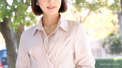 坐姿 · 巨乳 · 沙发 · 微笑 · 客厅 · 半身 · 蓝色针织衫 · 侧头交谈