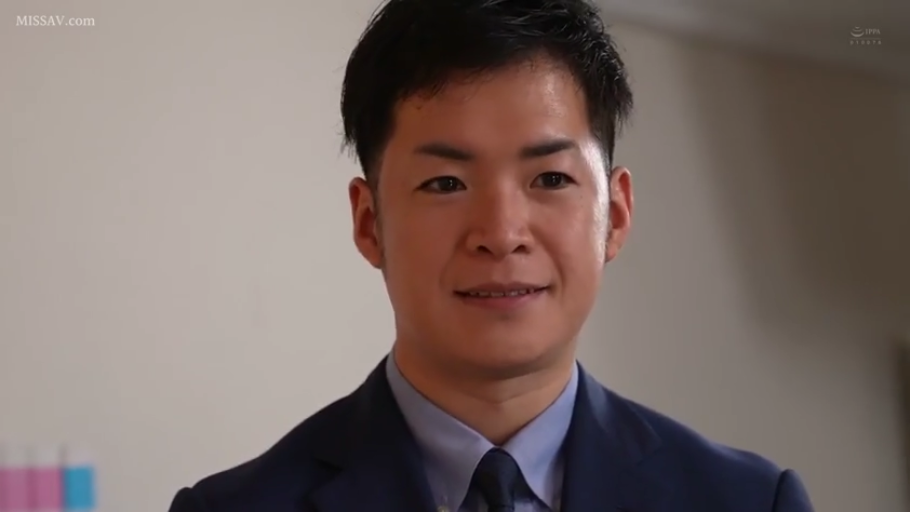 室内 · 脸部特写 · 微笑 · 注视 · 西装 · 男性 · 正面