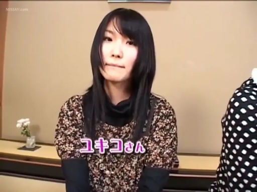 室内 · 平静 · 盆栽 · 半身 · 正坐 · 注视 · 碎花上衣 · 黑直发